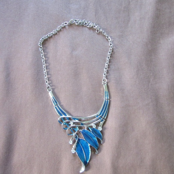 Jewelry - 3/$10 NWOT Women blue fashion necklace